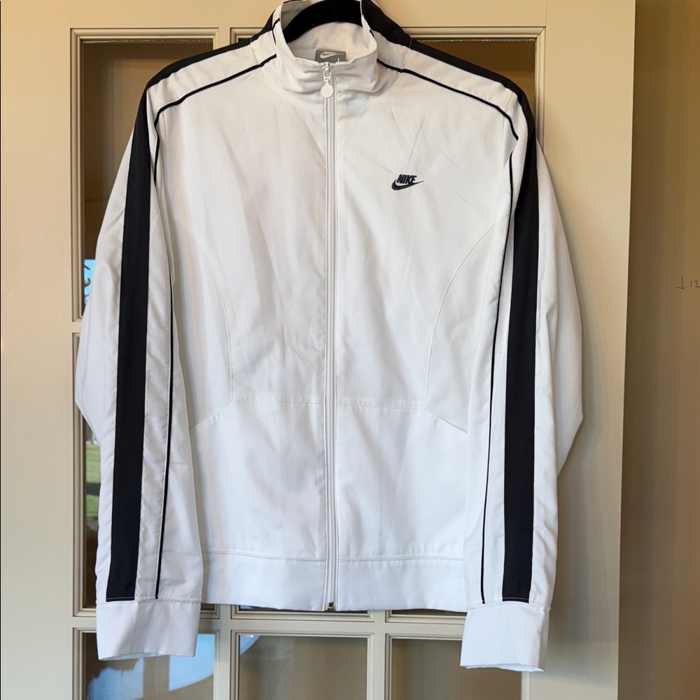 Nike women’s  White and Black Windbreaker size Large